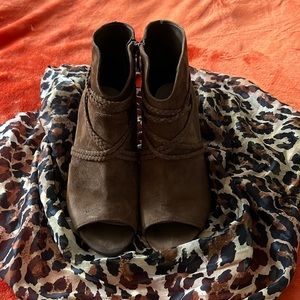 Vince Camuto brn suede Asten open toe heels w/ braided tassels w& zipper closure